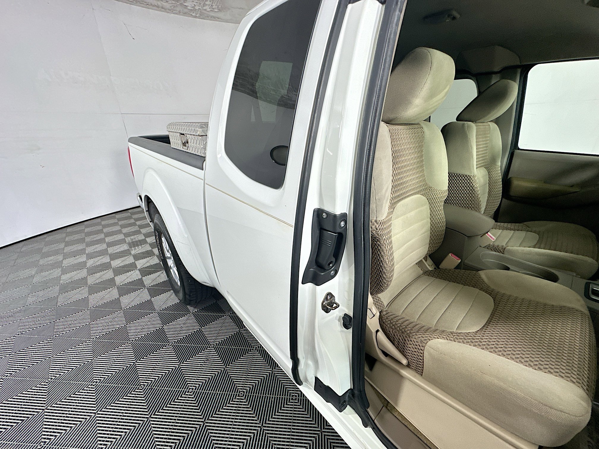 Used 2014 Glacier White Nissan SV image 26