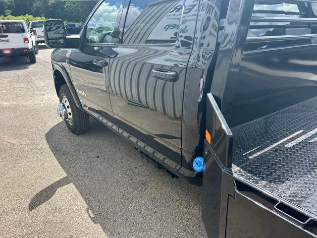 New 2026 Diamond Black Crystal Pearl-Coat Exterior Paint RAM Laramie image 9