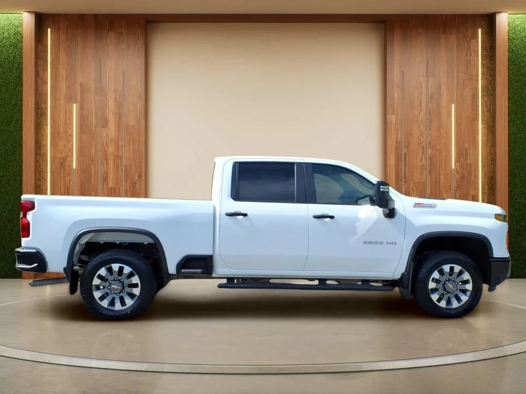 Used 2025 Summit White Chevrolet Custom image 32