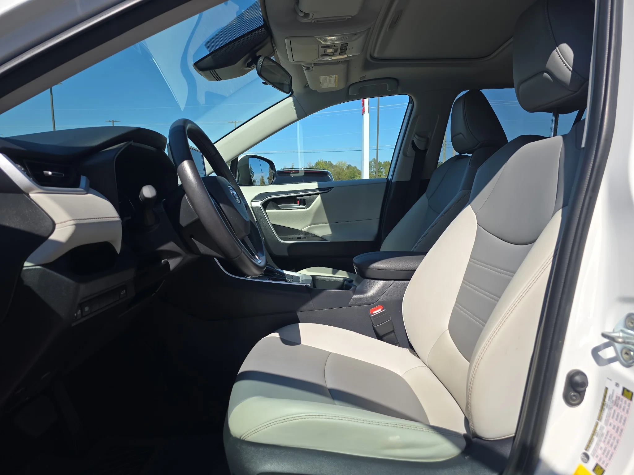 Used 2025 Wind Chill Pearl Toyota XLE Premium image 7