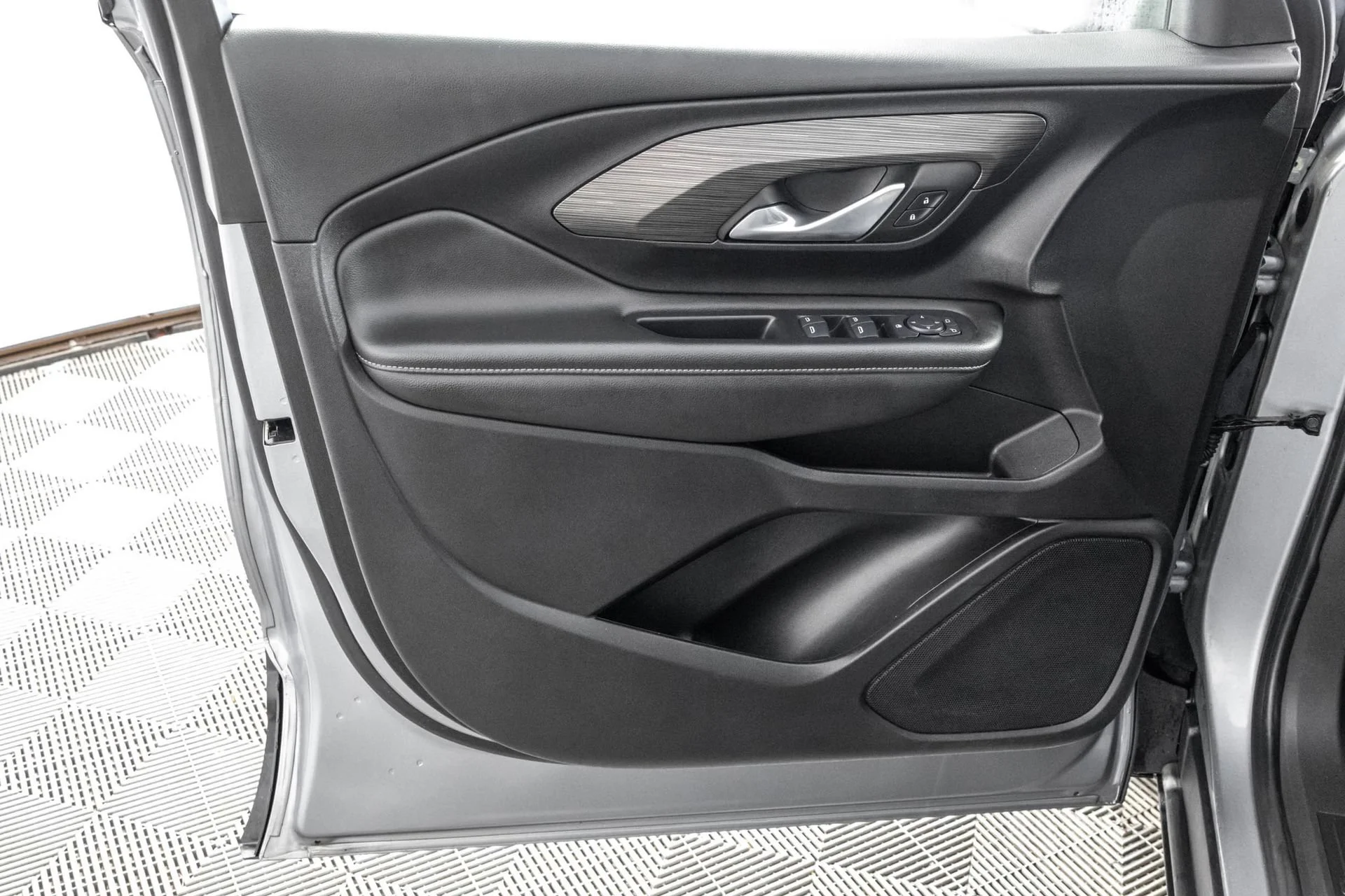 Used 2024 Sterling Metallic GMC SLE image 34