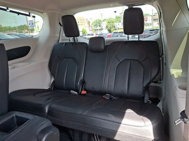 Used 2020 Brilliant Black Crystal Pearlcoat Chrysler Touring L image 11