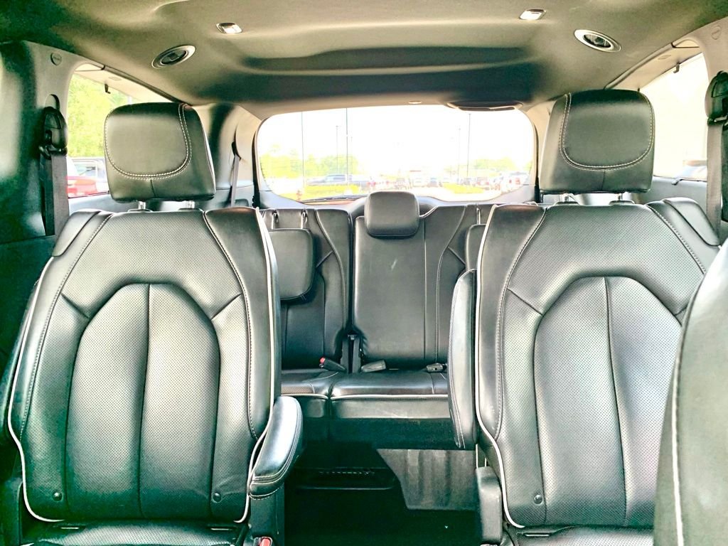 Used 2025 White Chrysler Limited image 18