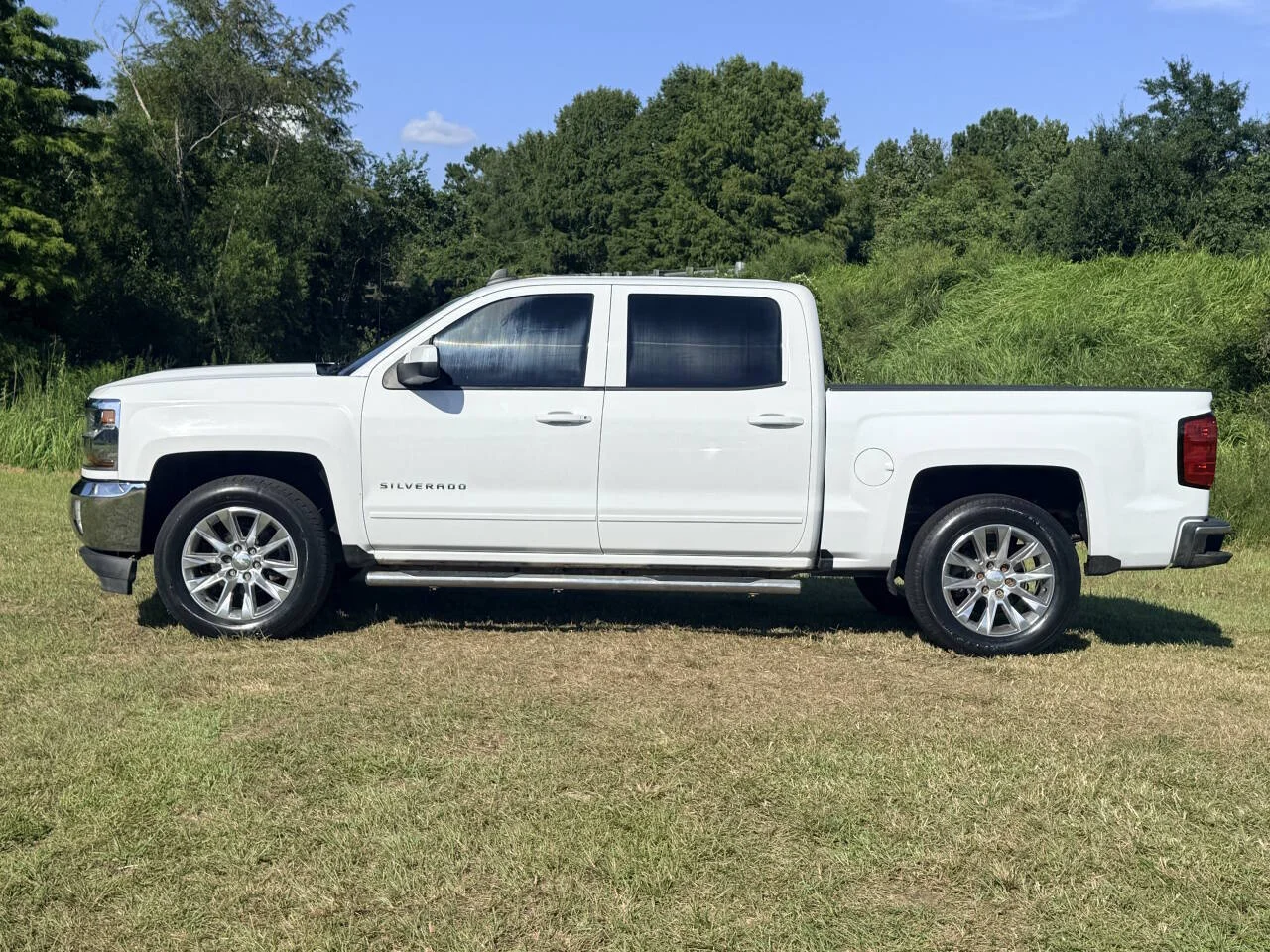 Used 2017 White Chevrolet LT 4x4 4dr Crew Cab 5.8 ft. SB image 2