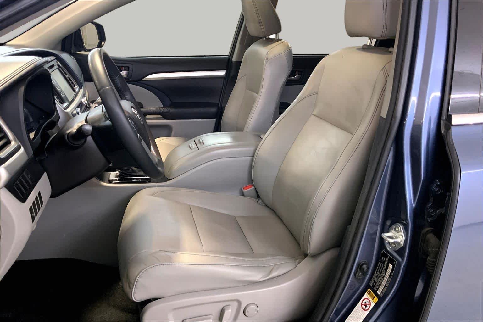 Used 2015 Shoreline Blue Pearl Toyota XLE image 7