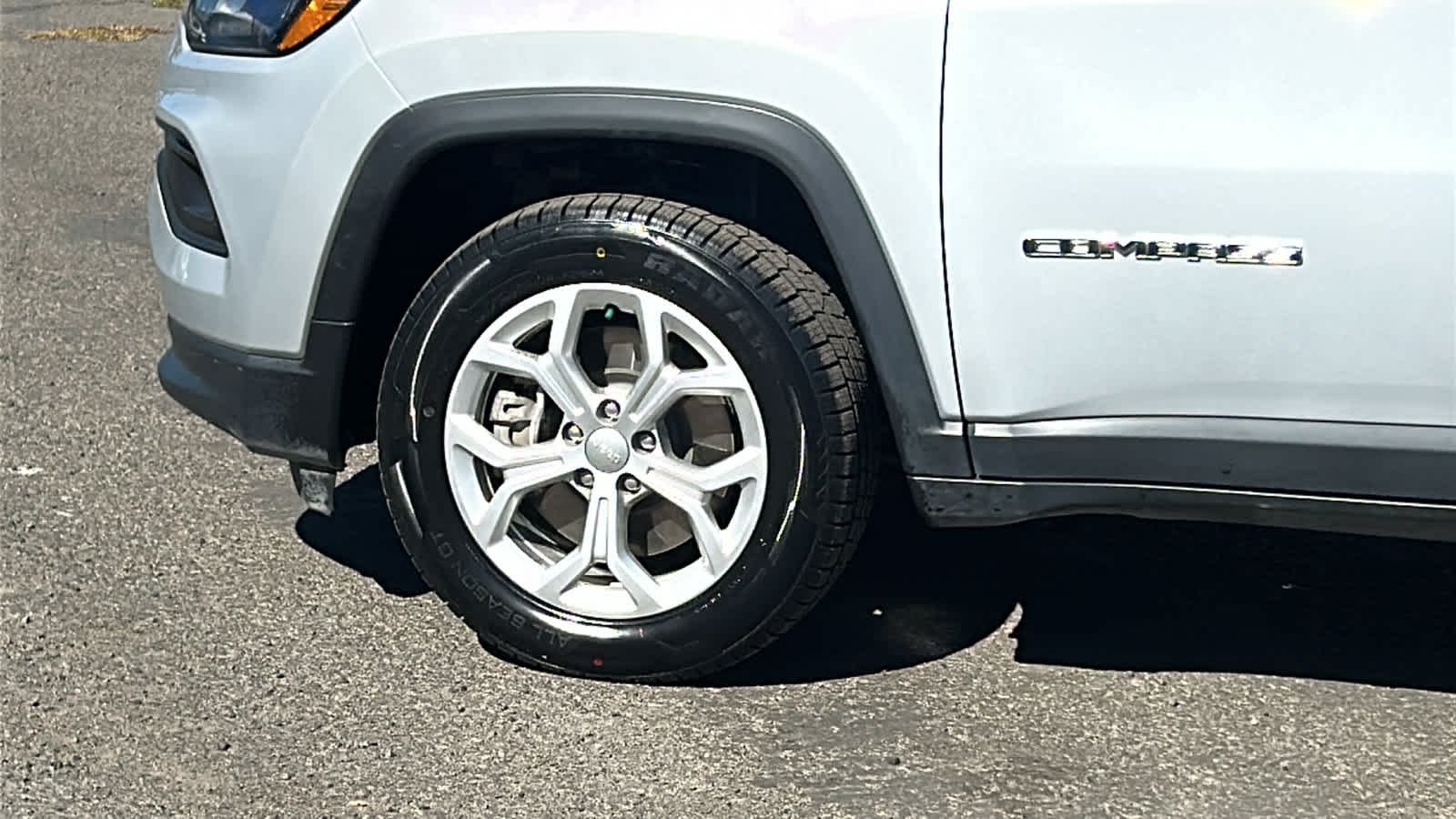 Used 2024 Silver Zynith Metallic Clearcoat Jeep Latitude image 9