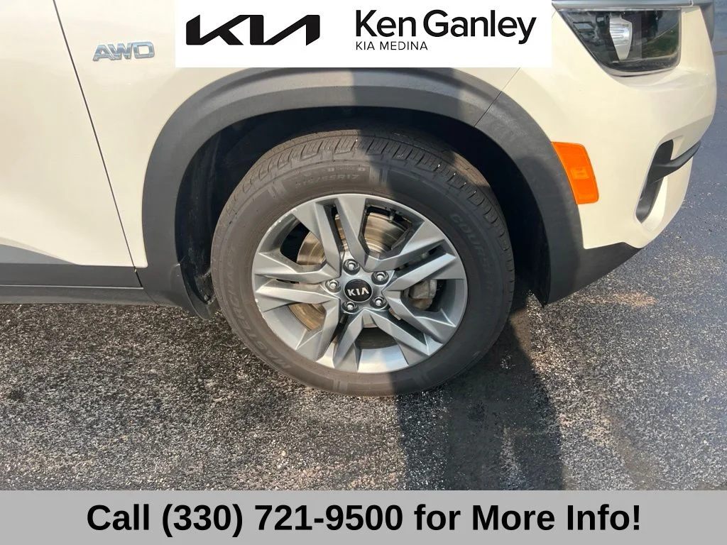 Used 2021 White Kia S image 21