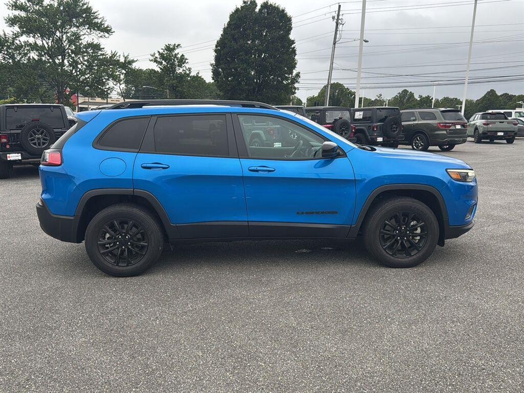 Used 2023 Hydro Blue Pearlcoat Jeep Altitude Lux image 4
