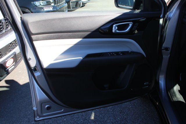 Used 2023 Silver Jeep Limited image 22