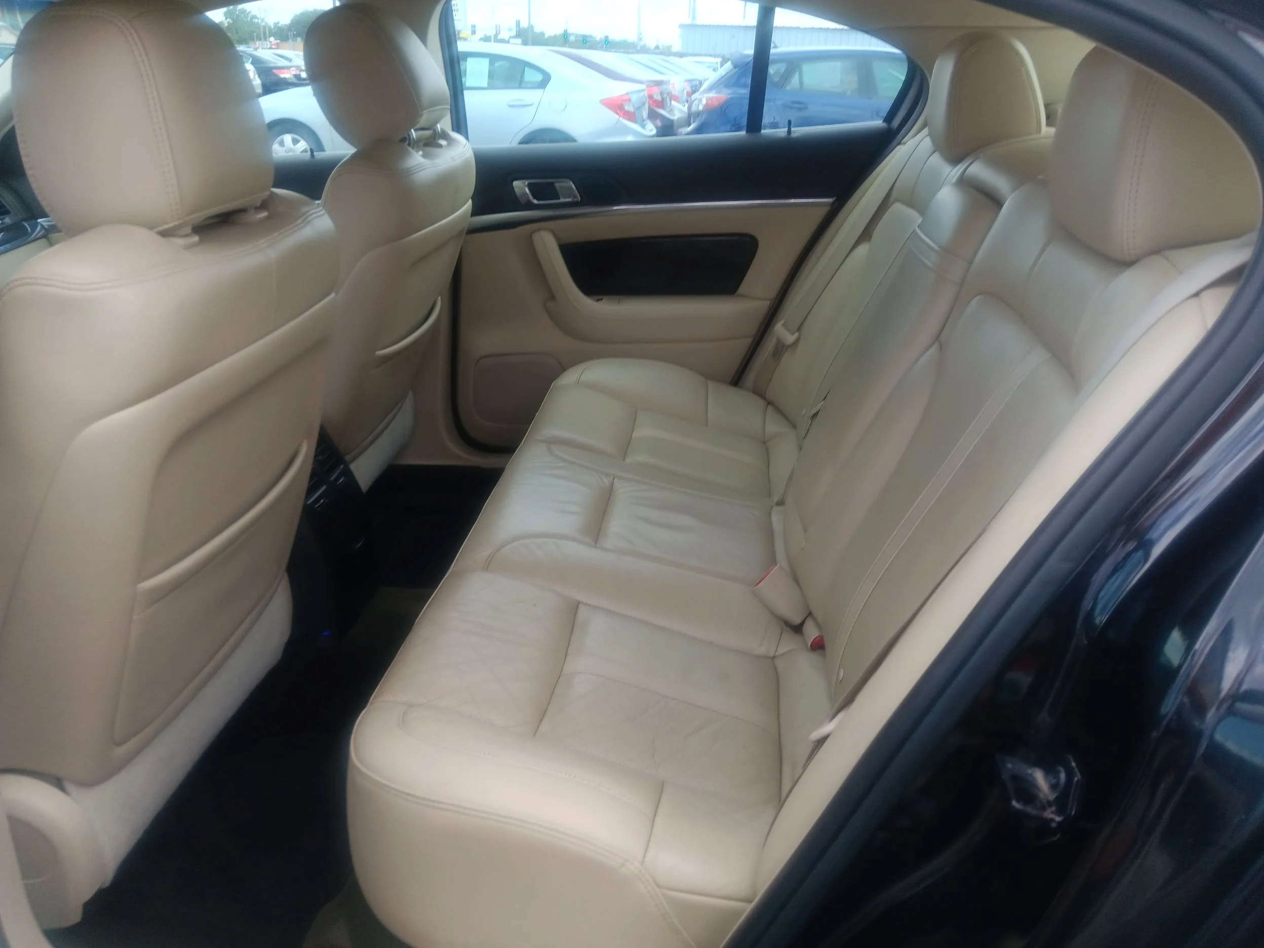Used 2014 Black Lincoln base image 10