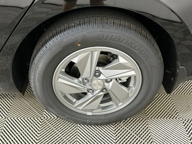 New 2026 Hyundai ELANTRA SE