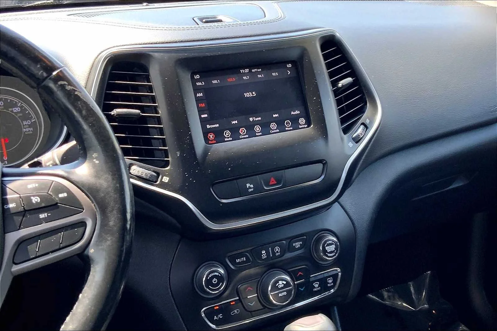 Used 2020 Granite Crystal Metallic Clearcoat Jeep Latitude Plus image 7