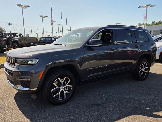 Used 2025 Gray Jeep Limited image 3