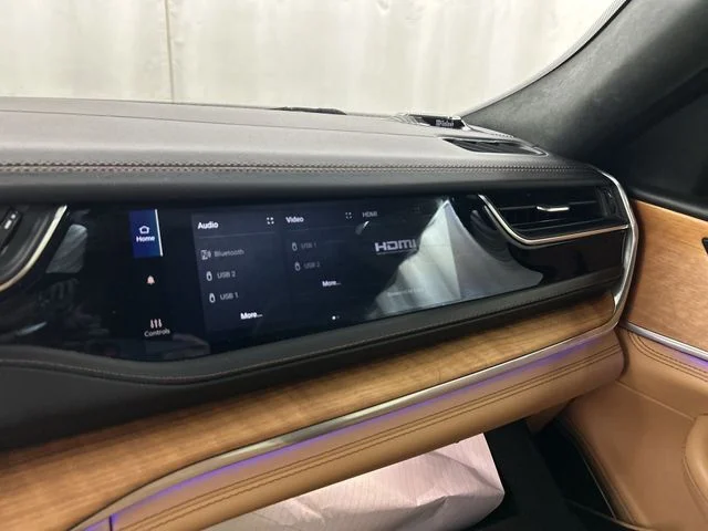 Used 2023 White/off-white Jeep Summit Reserve image 28