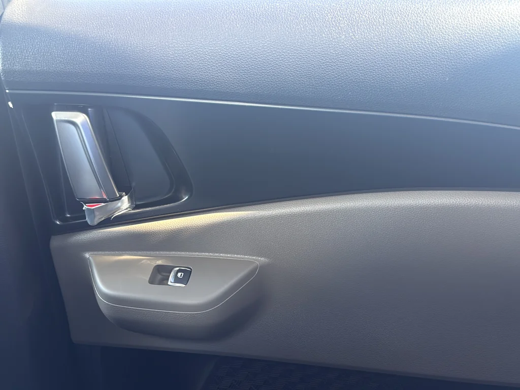 New 2027 Ceramic Silver Kia LXS image 43