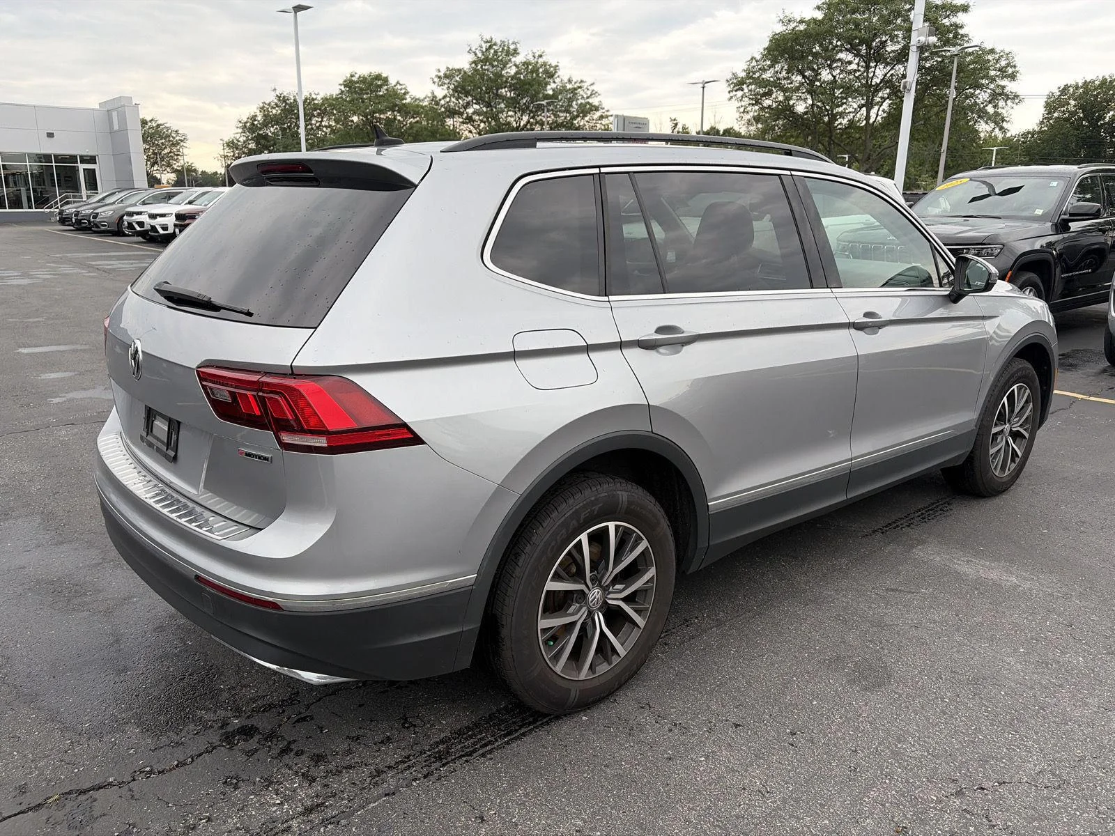 Used 2020 Pyrite Silver Metallic Volkswagen SE image 7