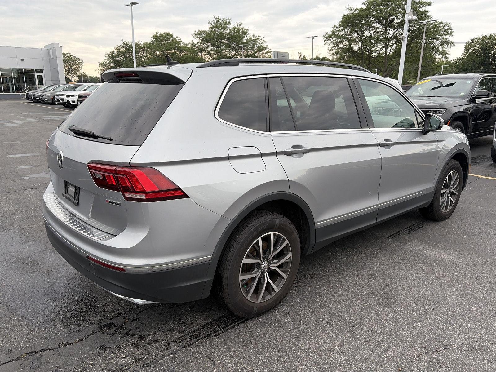 Used 2020 Pyrite Silver Metallic Volkswagen SE image 7