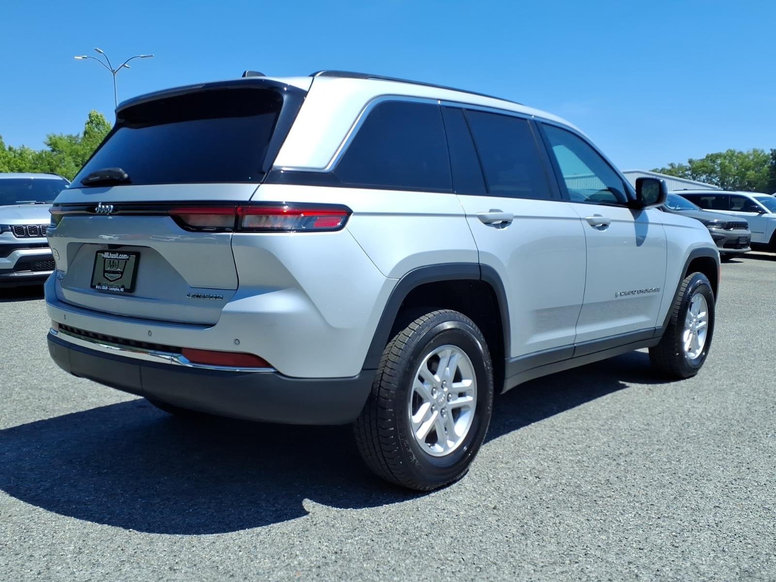 Used 2023 Silver Jeep Laredo 4x4 image 22