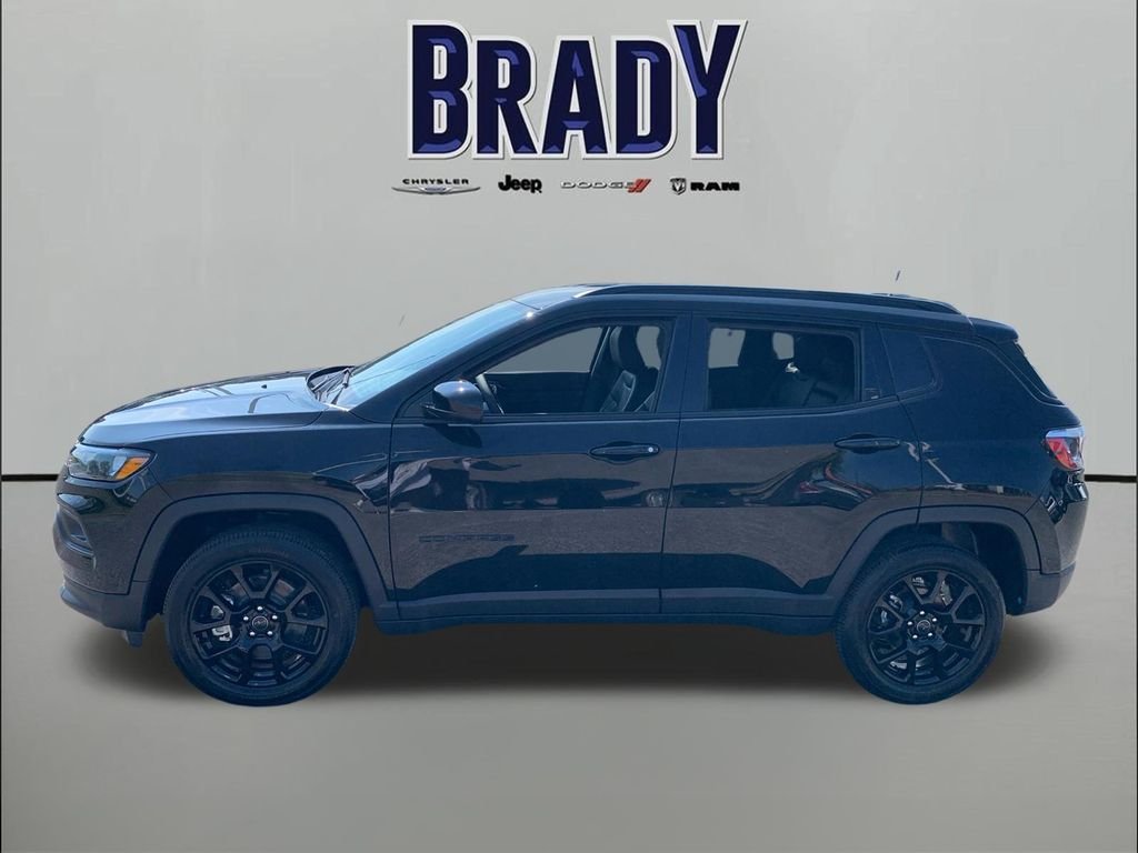 New 2026 Diamond Black Crystal Pearl-Coat Exterior Paint Jeep Latitude image 4