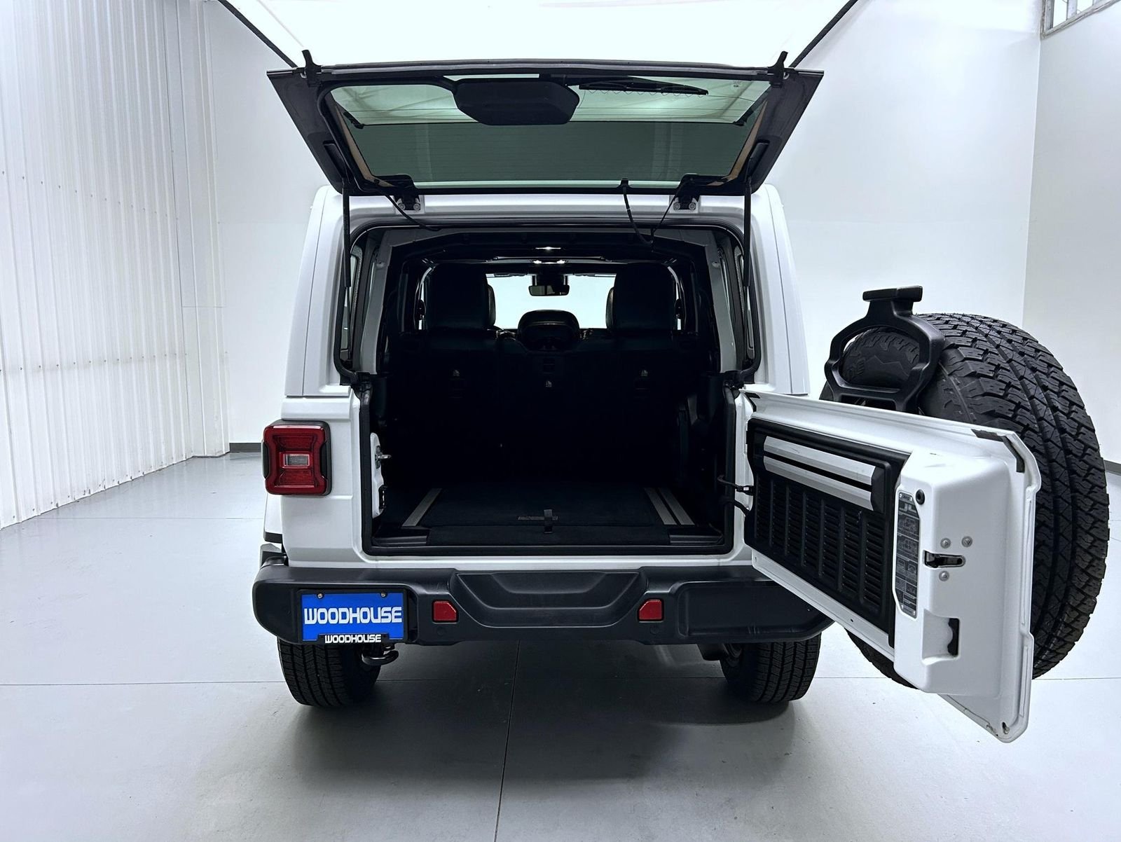 Used 2019 White Jeep Unlimited Sahara image 21