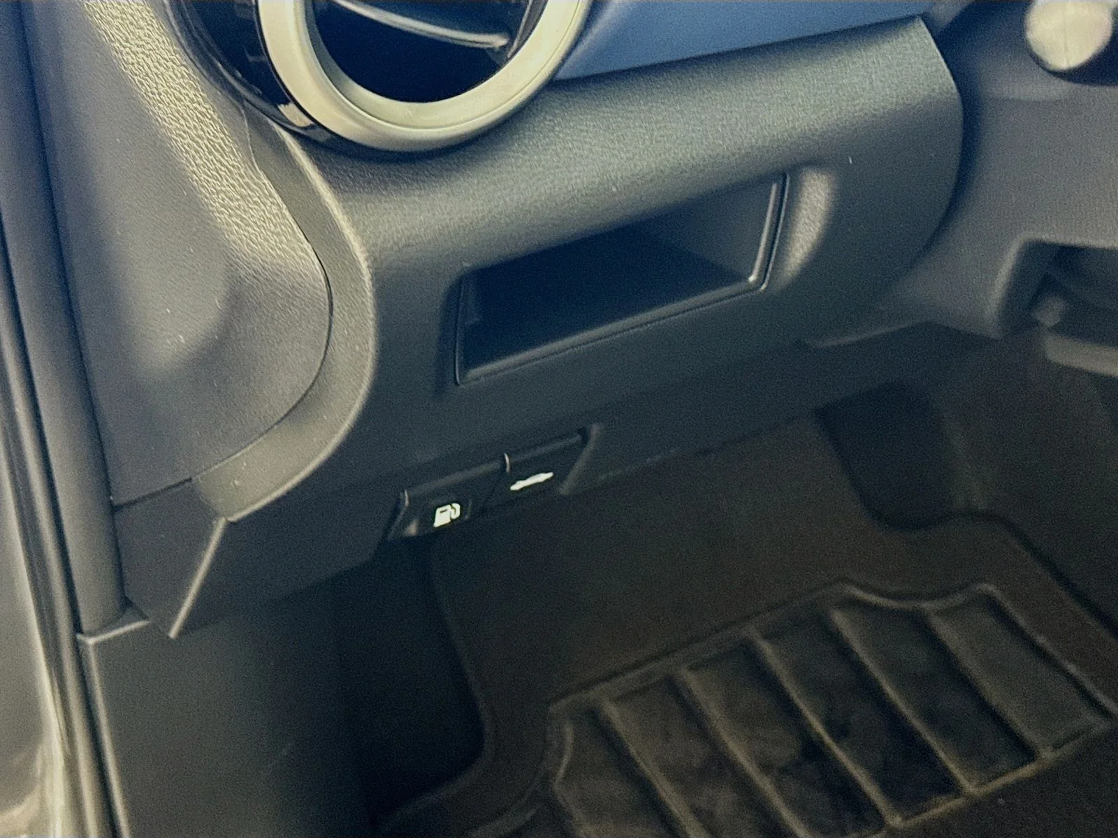 2025 Nissan Versa Sedan SV - Photo 7