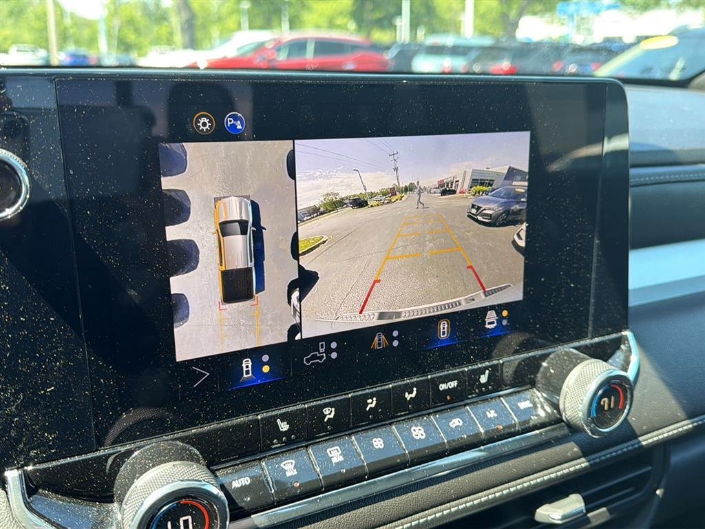 Used 2025 Wh Chevrolet  image 8