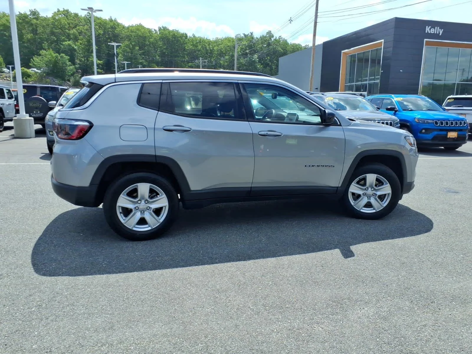 Certified Used 2022 Billet Silver Metallic Clearcoat Jeep Latitude image 6