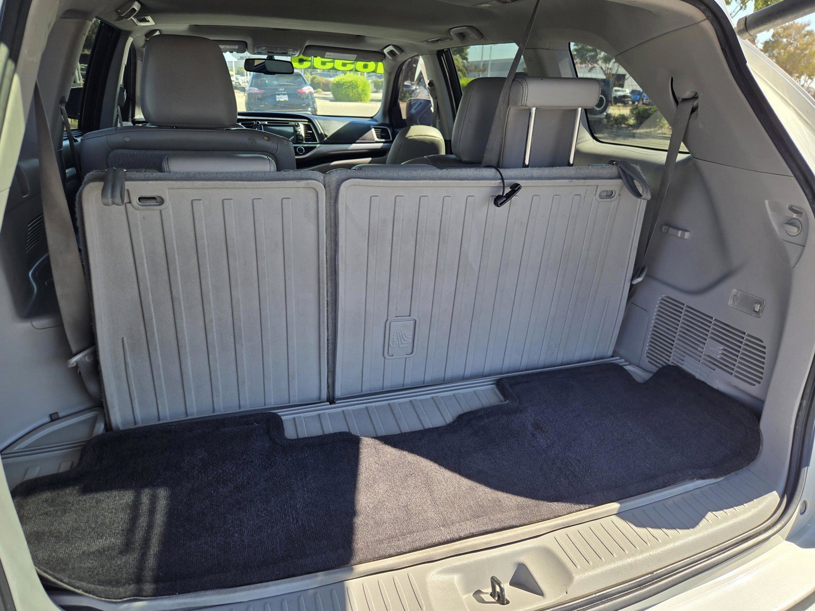 Used 2016 White Toyota XLE image 27