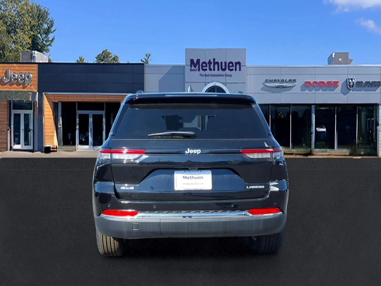 New 2026 Diamond Black Crystal Pearl-Coat Exterior Paint Jeep Laredo X image 5
