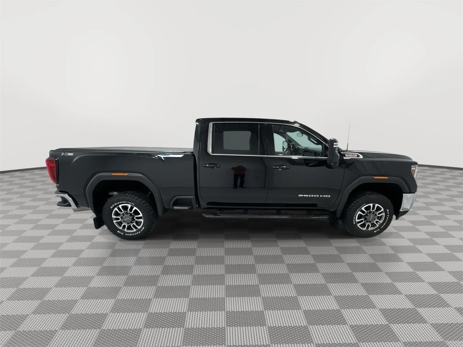 Used 2022 EBONY TWILIGHT METALLIC GMC SLE image 6
