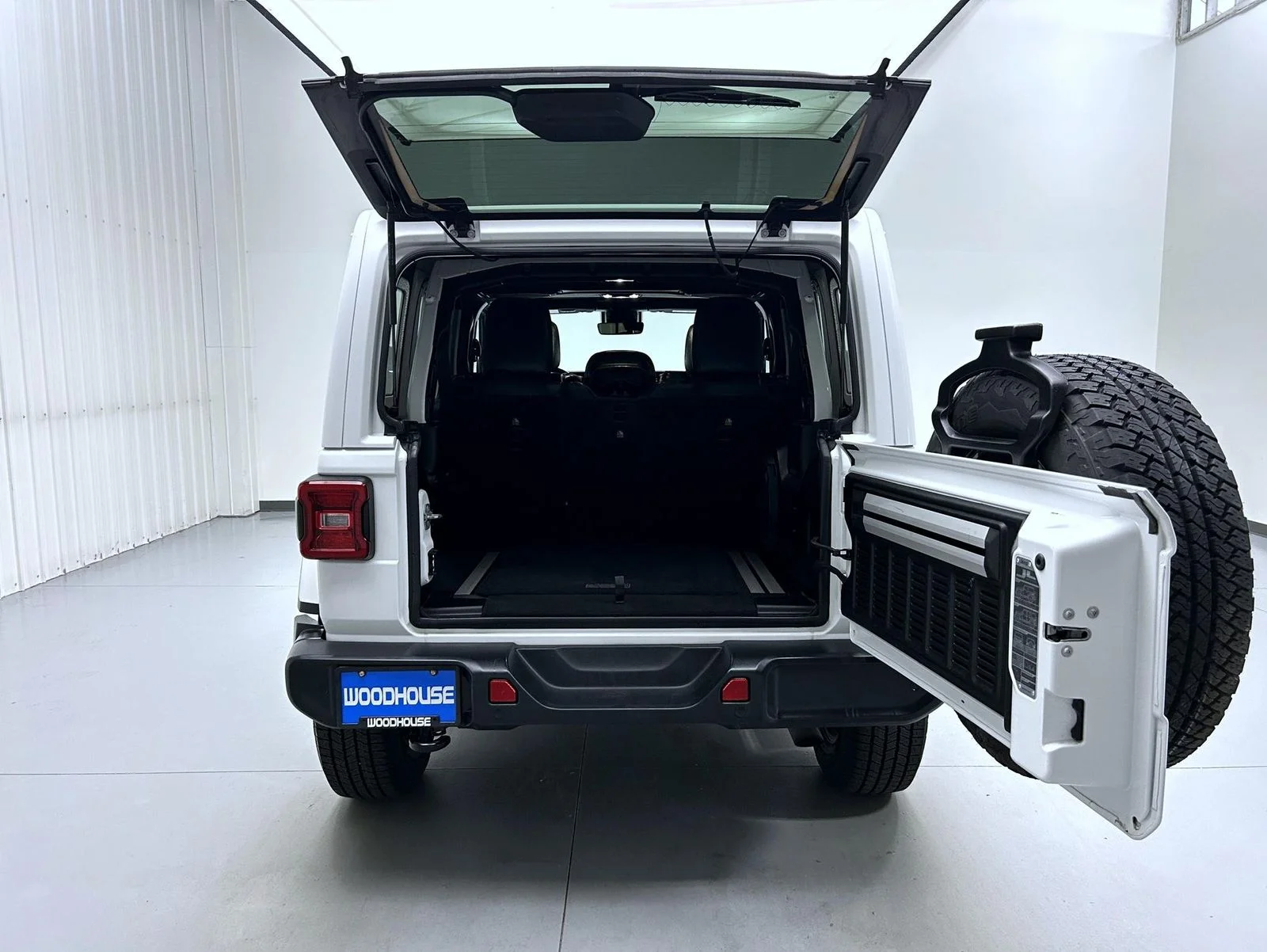Used 2019 White Jeep Unlimited Sahara image 21