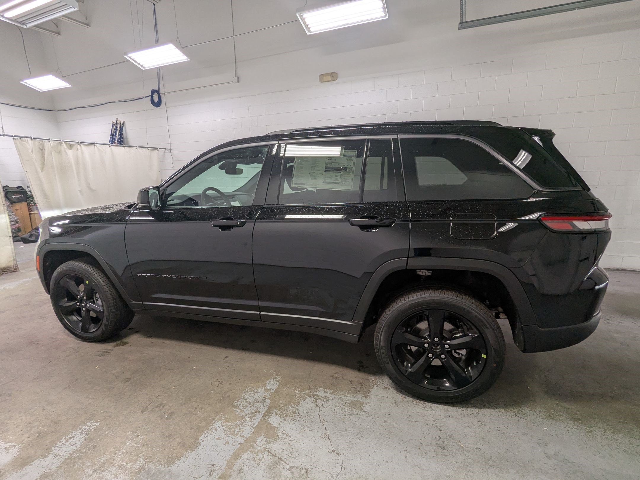 New 2026 Diamond Black Crystal Pearlcoat Jeep Limited image 8