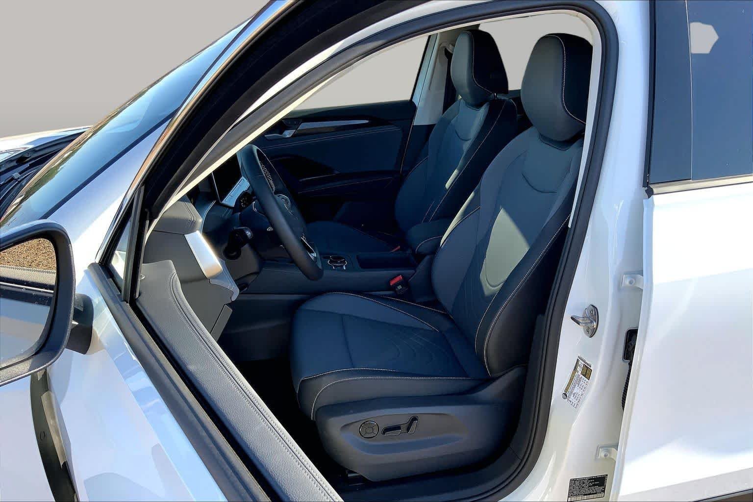New 2026 Pure White Volkswagen SE image 9