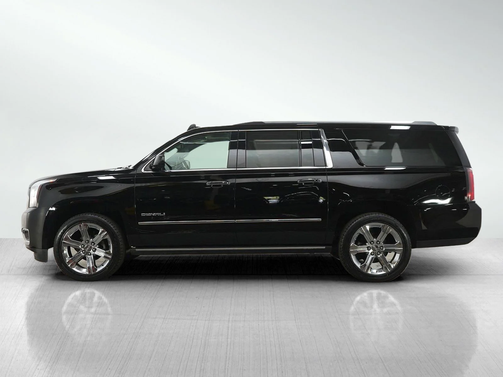 Used 2019 GMC Yukon XL Denali with VIN 1GKS2HKJ5KR248237 for sale in Wayzata, Minnesota