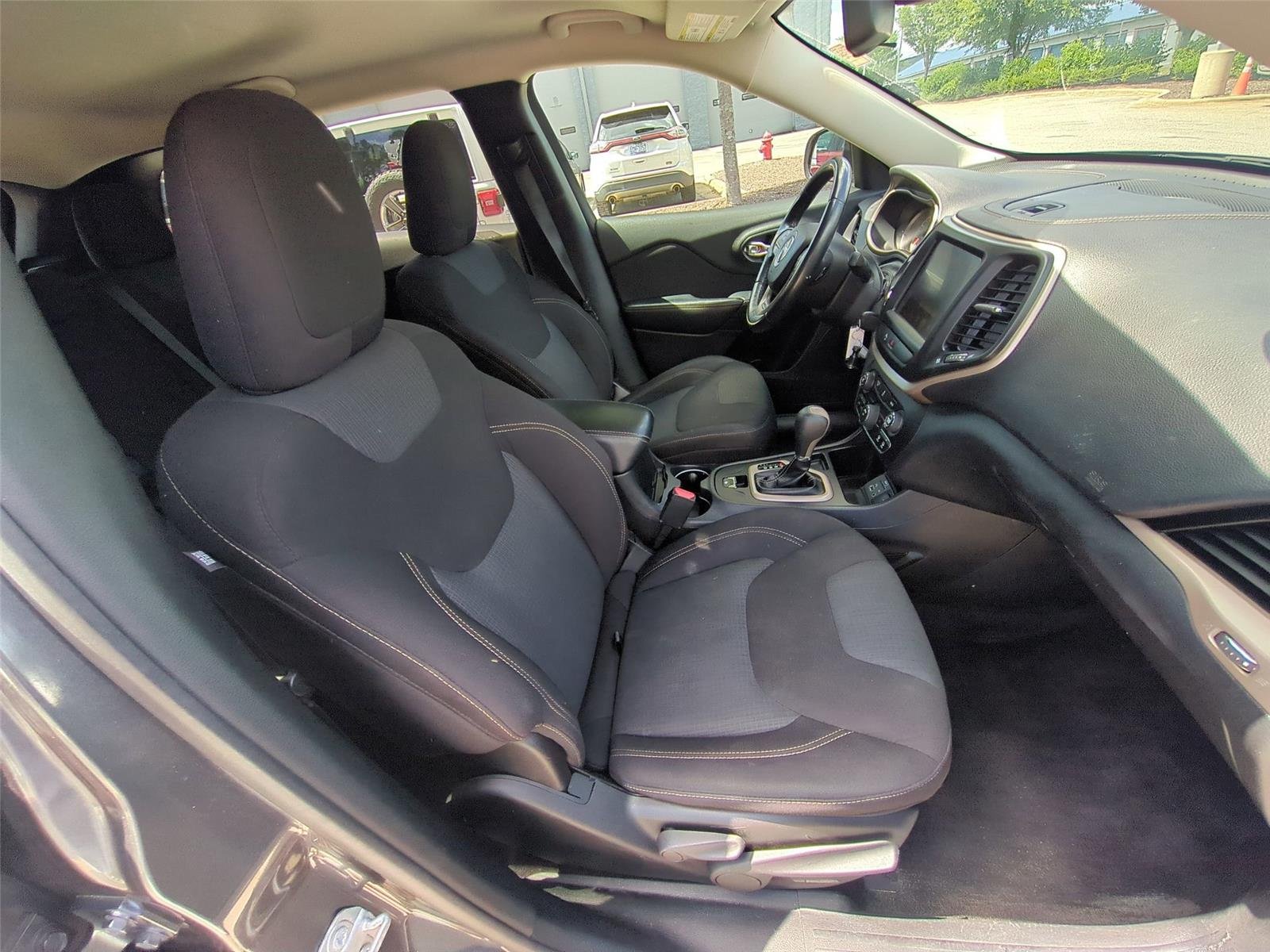 Used 2016 Granite Crystal Metallic Clearcoat Jeep Latitude image 35