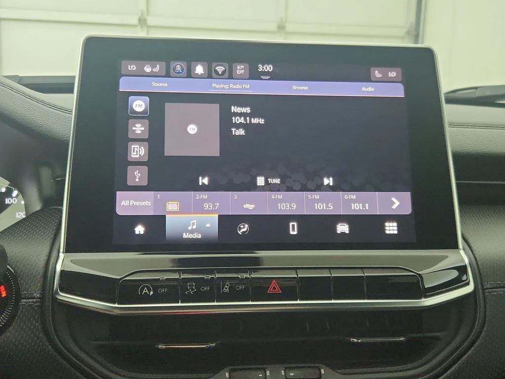 Certified Used 2025 Black Jeep Latitude image 27
