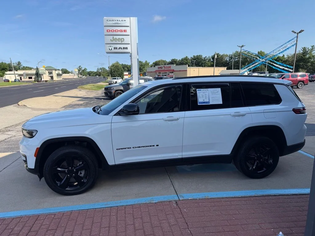 Used 2023 White Jeep Altitude image 33