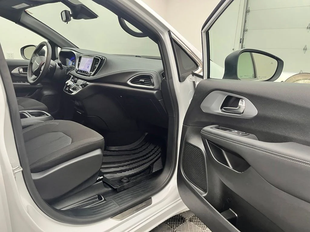 Used 2023 White Chrysler Touring image 29