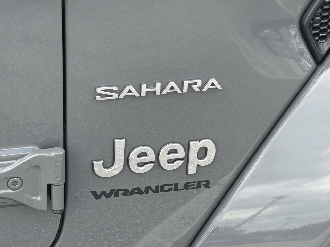 Used 2022 Sting-Gray Clearcoat Jeep Unlimited Sahara image 9