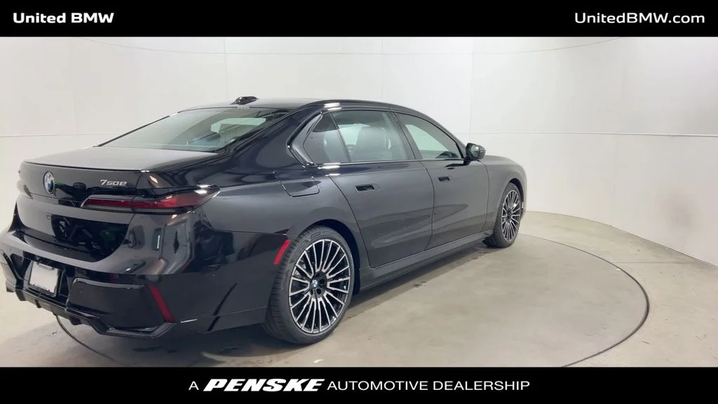 2025 BMW 7 Series 750e - Photo 8