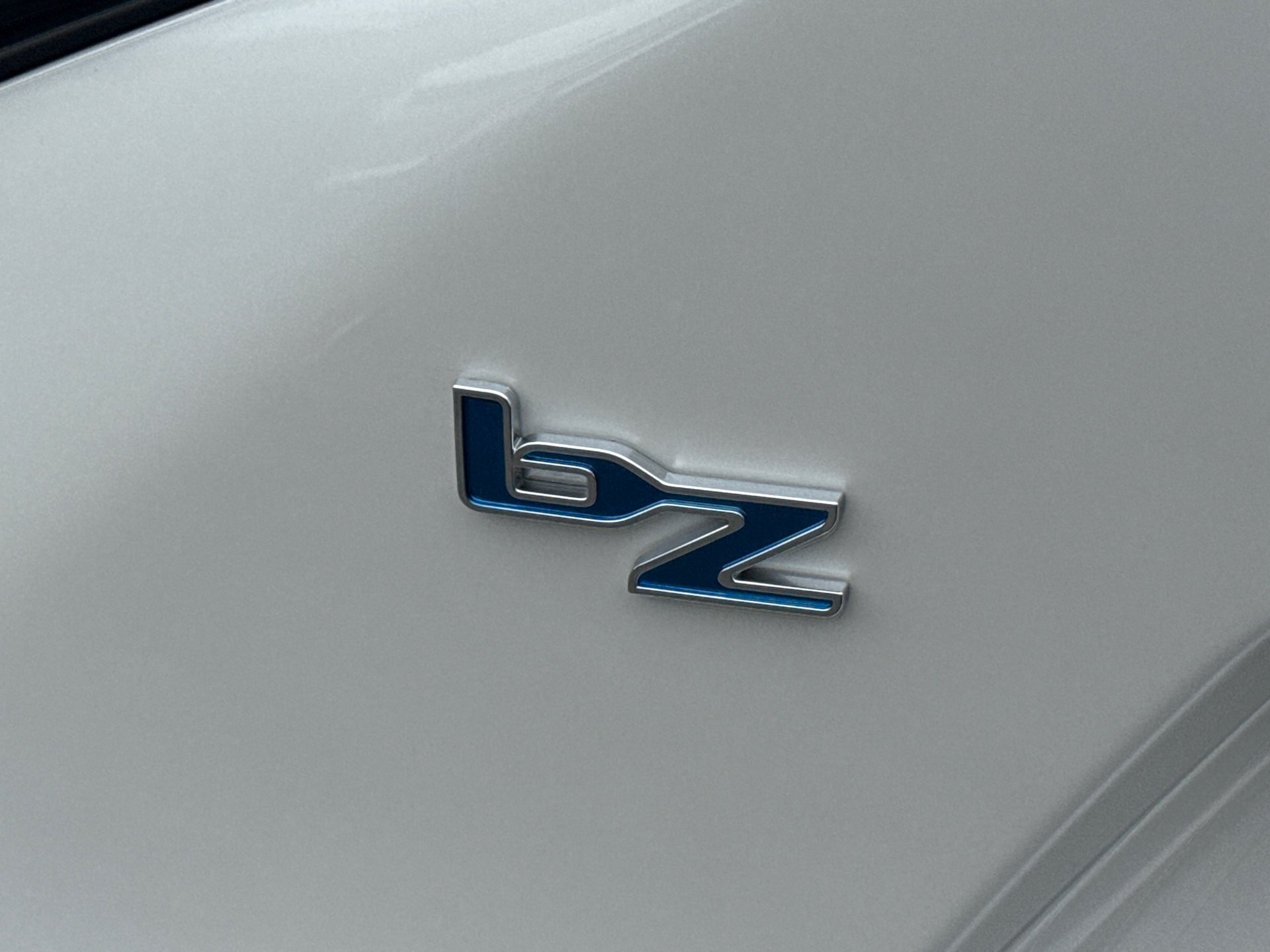New 2026 Wind Chill Pearl with Midnight Black Metallic roof <sup>1</sup> Toyota  Limited image 9