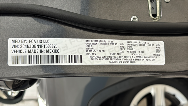 Used 2023 Granite Crystal Metallic Clearcoat Jeep Latitude image 28