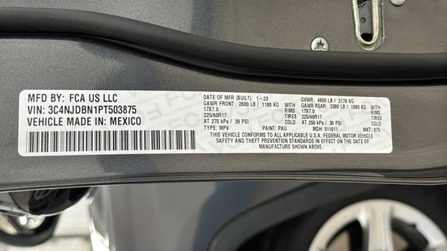 Used 2023 Crystal Metallic Jeep Latitude image 28