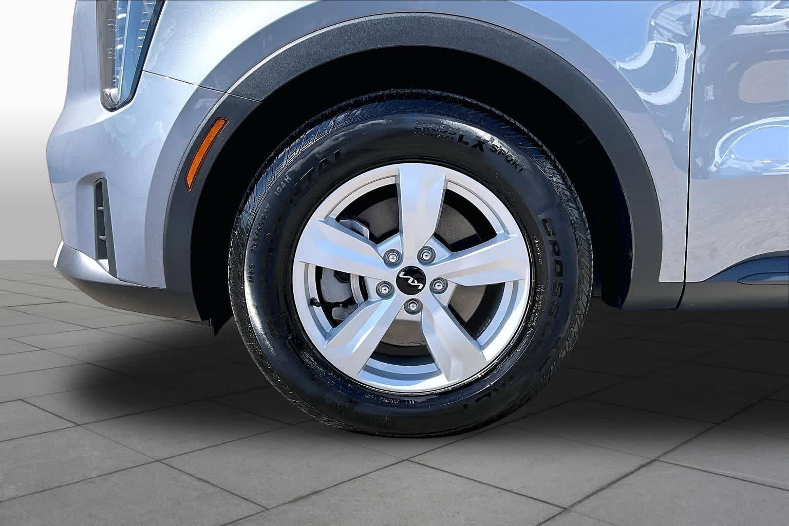 Used 2025 Everlasting Silver Kia LX image 14