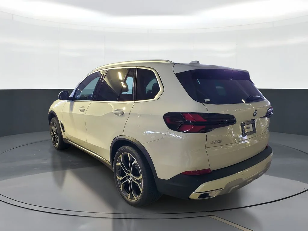 Used 2026 White BMW sDrive40i image 4