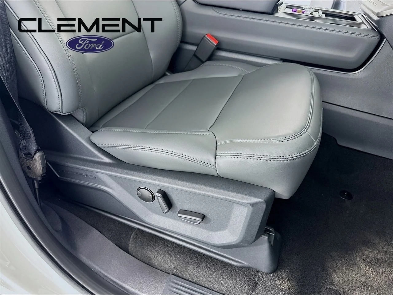New 2026 Star White Metallic Tri-Coat Ford MAX Active image 31