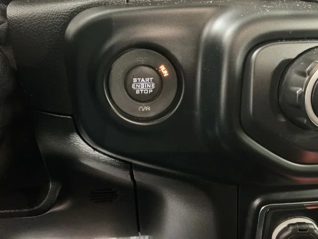 Used 2019  Jeep Sport image 21
