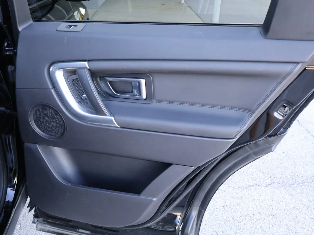Used 2019  Land Rover  image 16