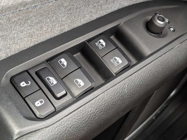 Used 2024  Jeep Latitude image 26