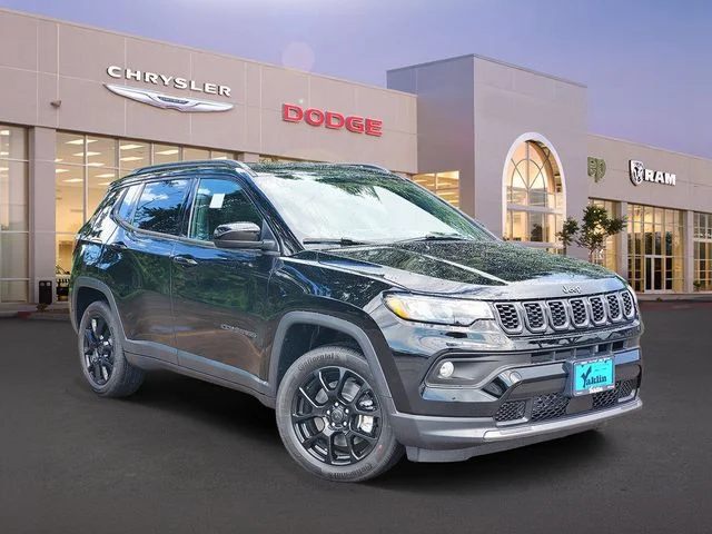 New 2026 Diamond Black Crystal Pearl-Coat Exterior Paint Jeep Latitude image 33